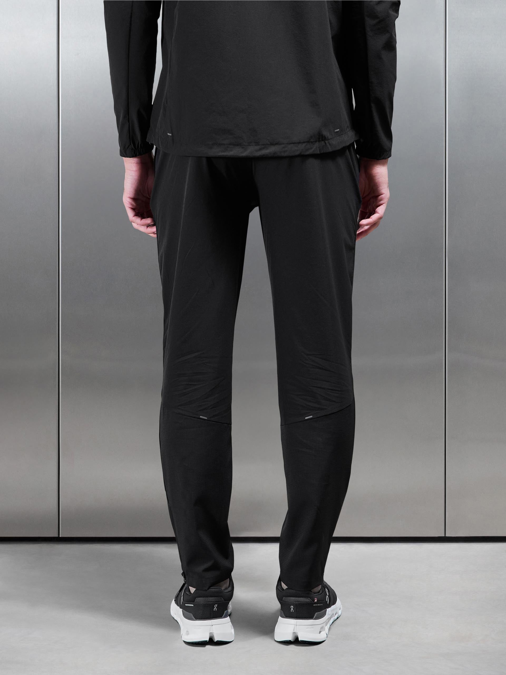 Performance Trackpant in Black