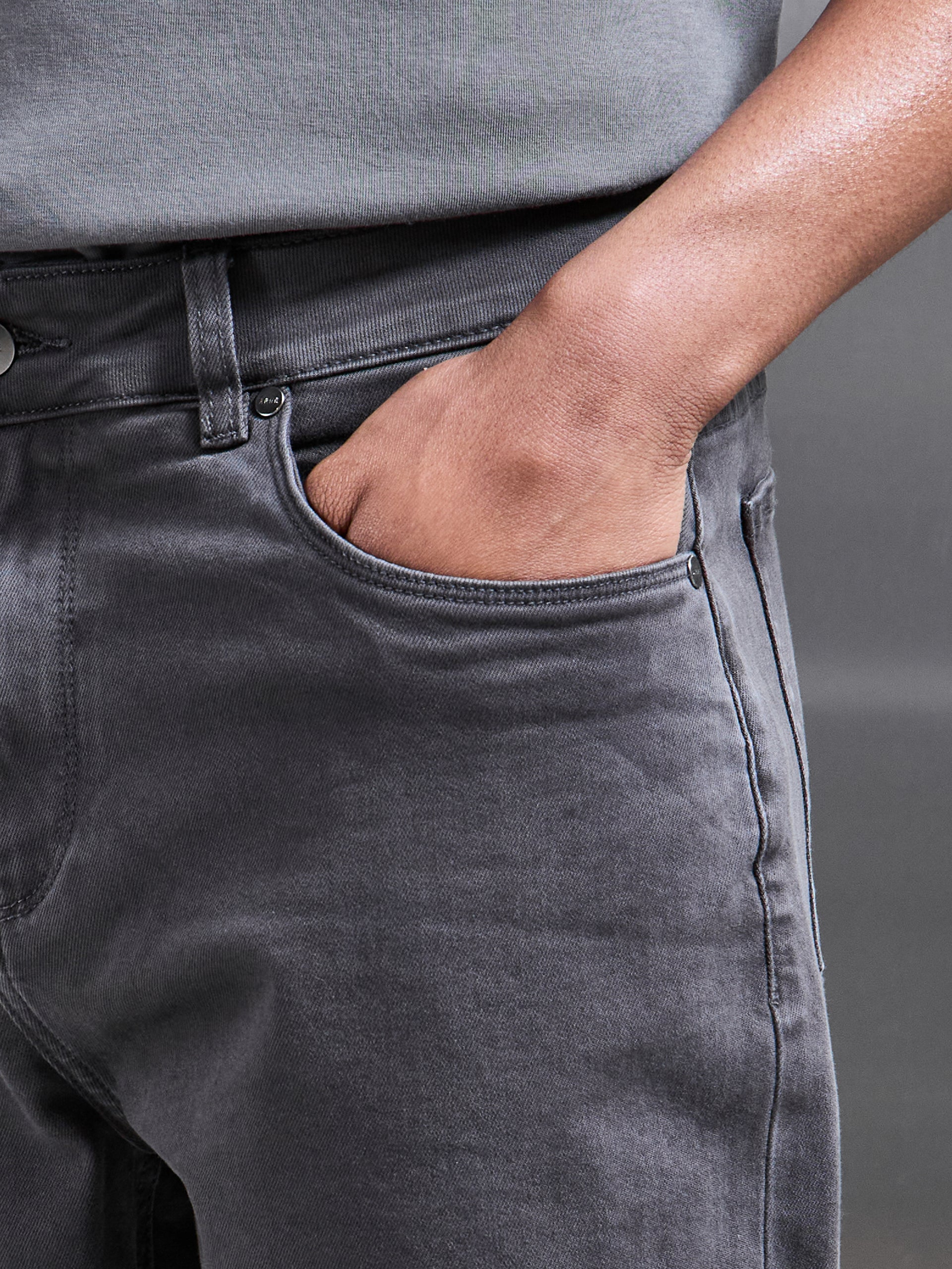 Relaxed Fit Denim Short in Grey