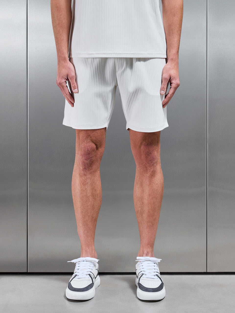 Relaxed Fit Pleated Short in Off White