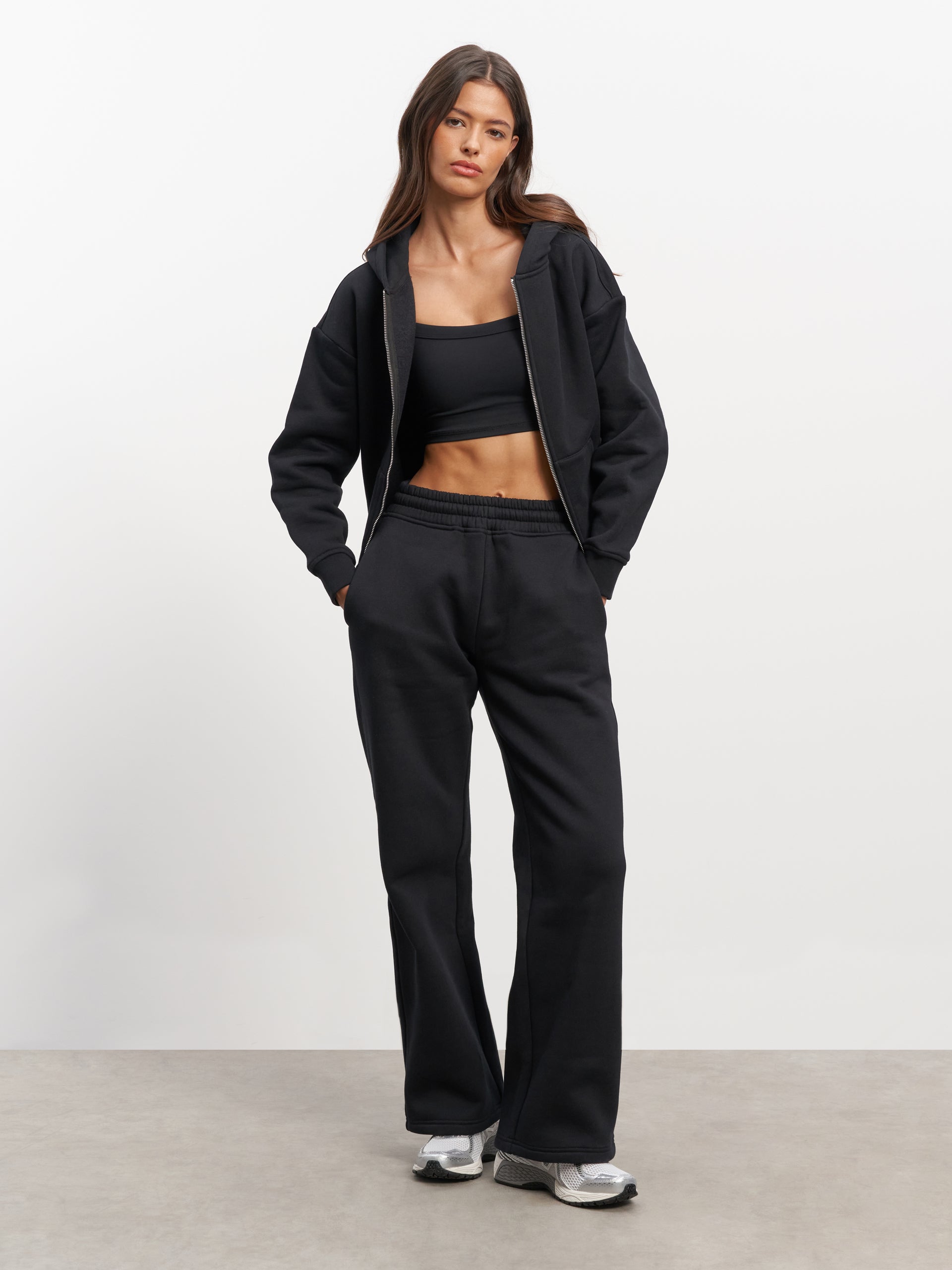 Womens Relaxed Straight Leg Jogger in Black