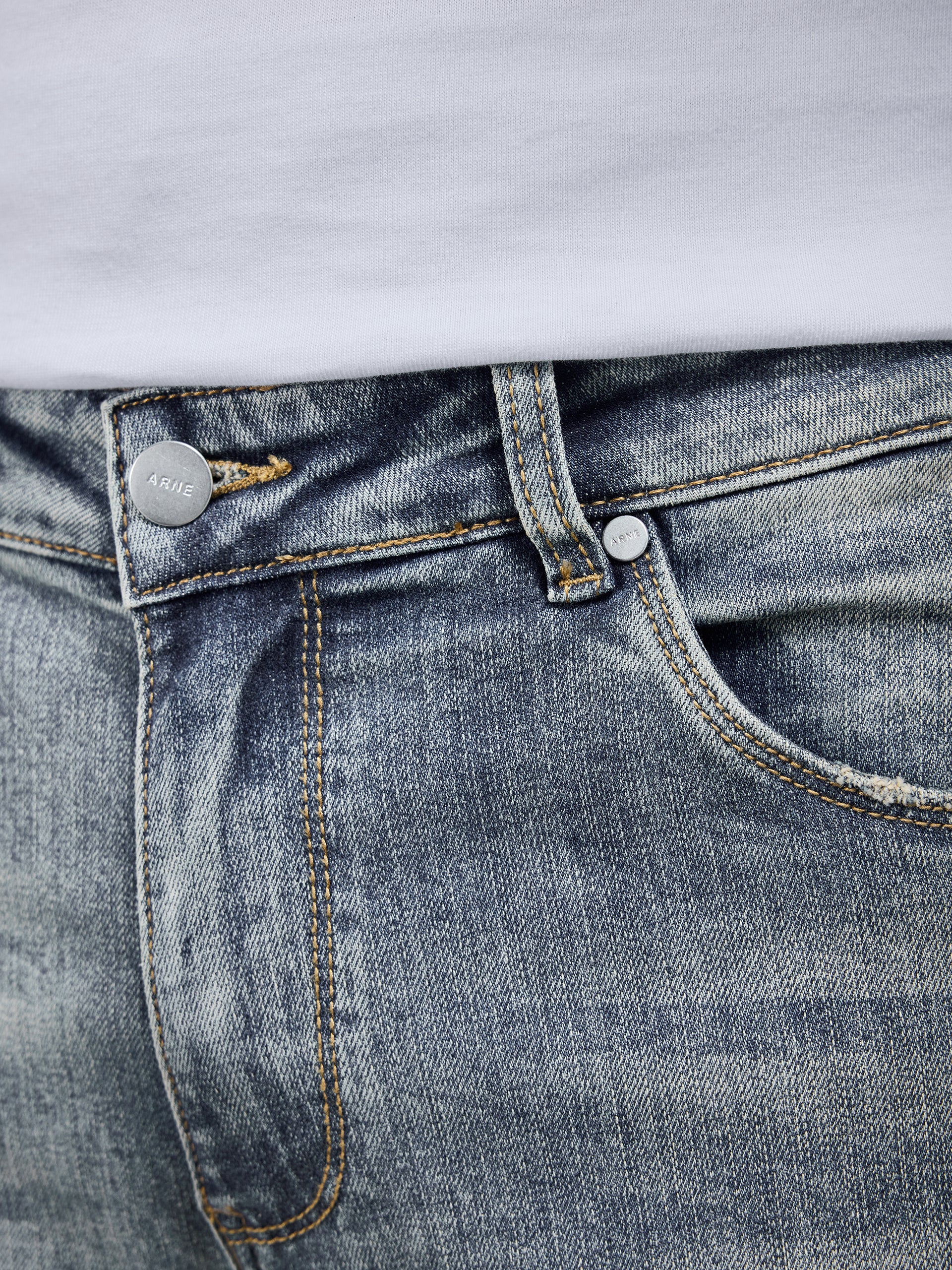 Relaxed Fit Denim Jeans in Sand Wash