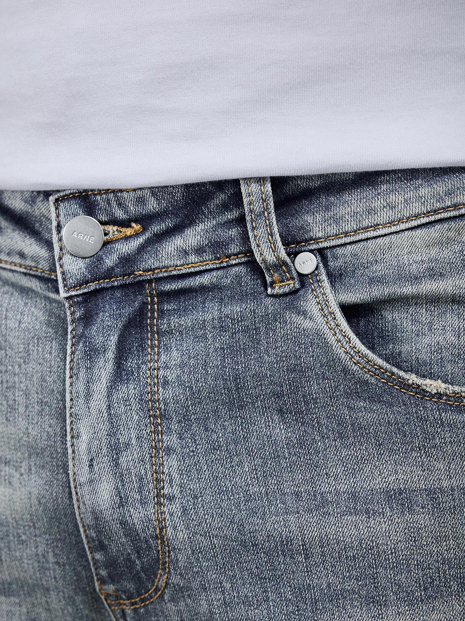 Straight Leg Denim Jeans in Sand Wash