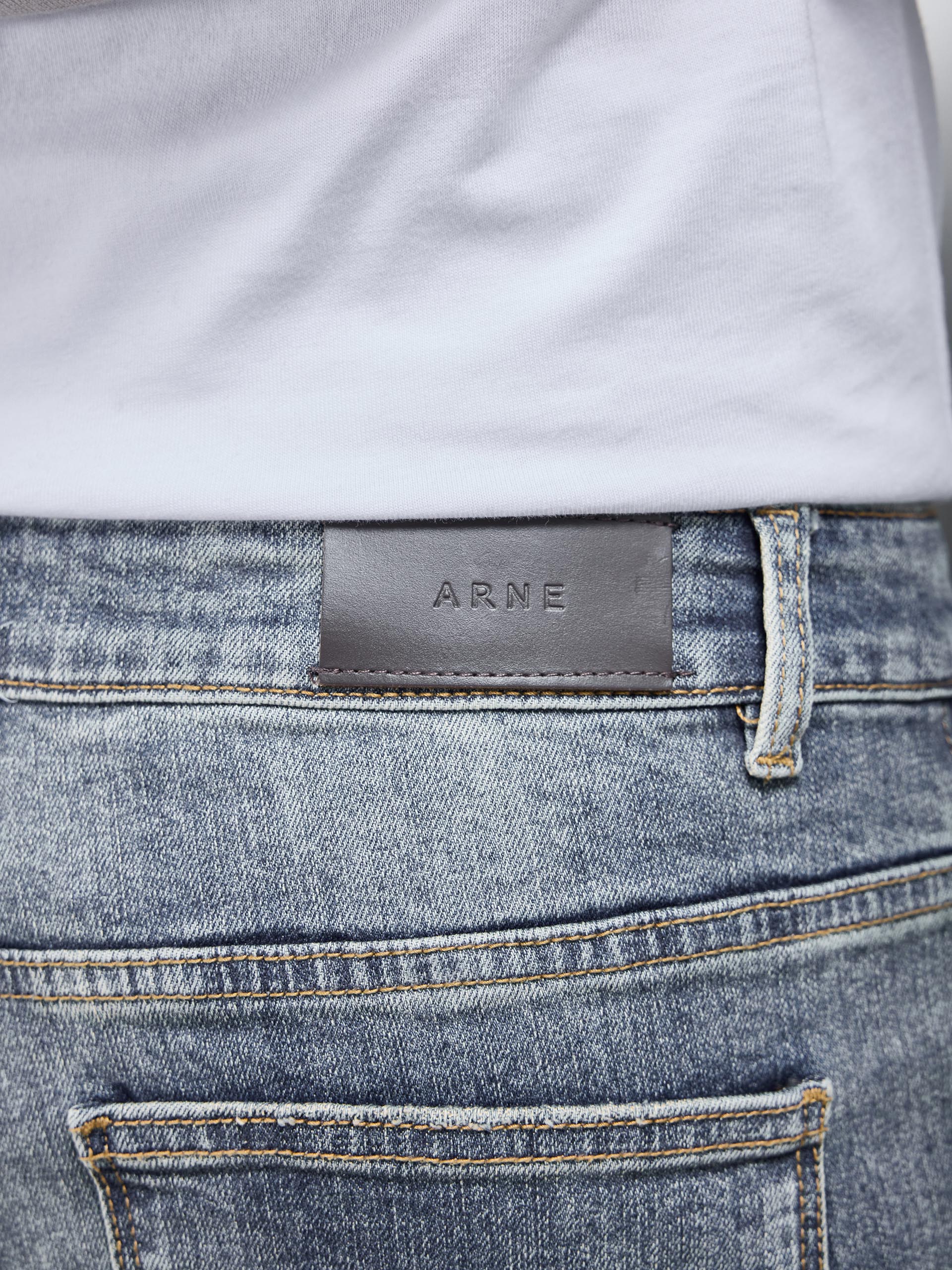 Straight Leg Denim Jeans in Sand Wash