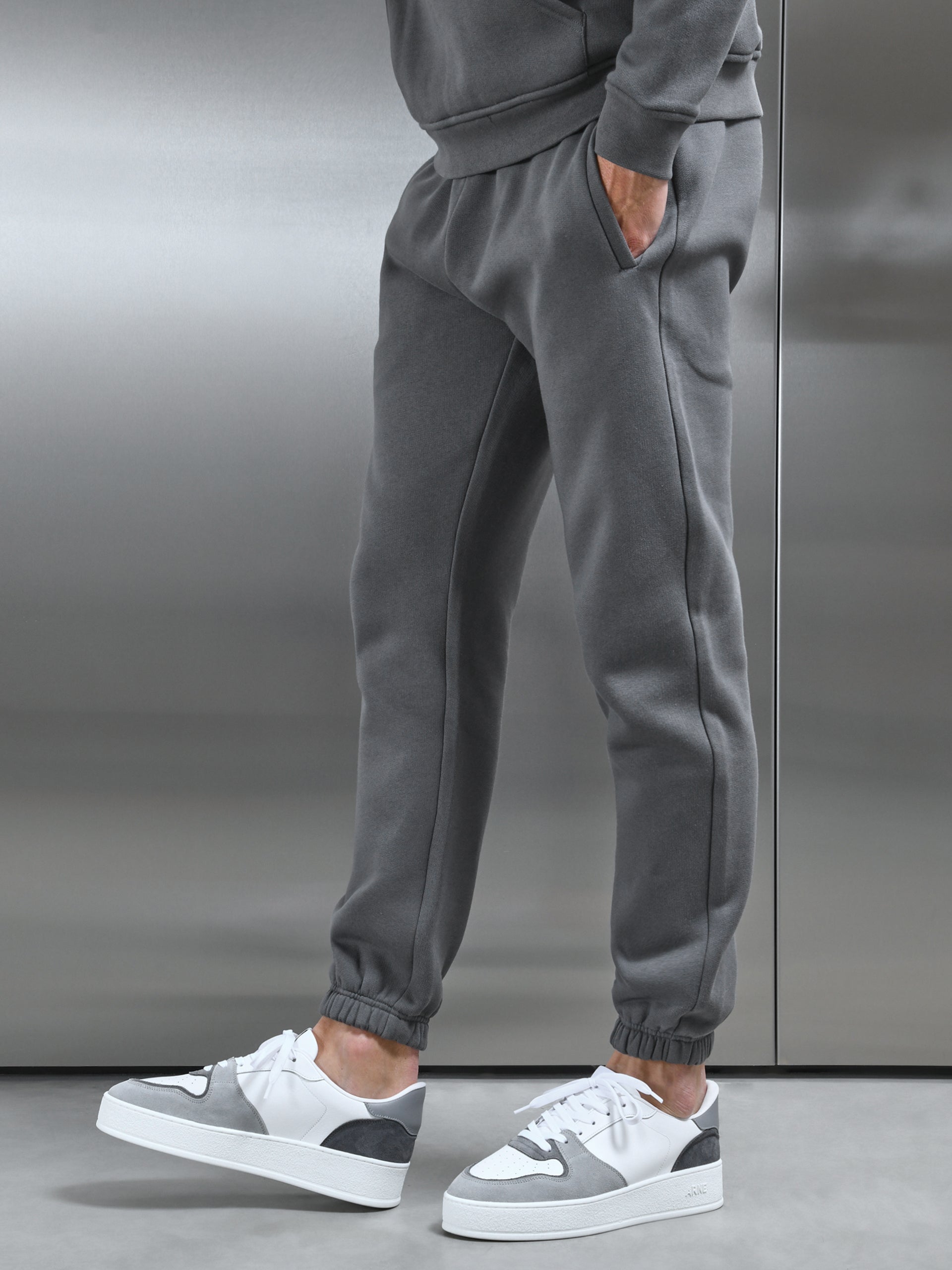 Relaxed Fit Jogger in Charcoal ARNE