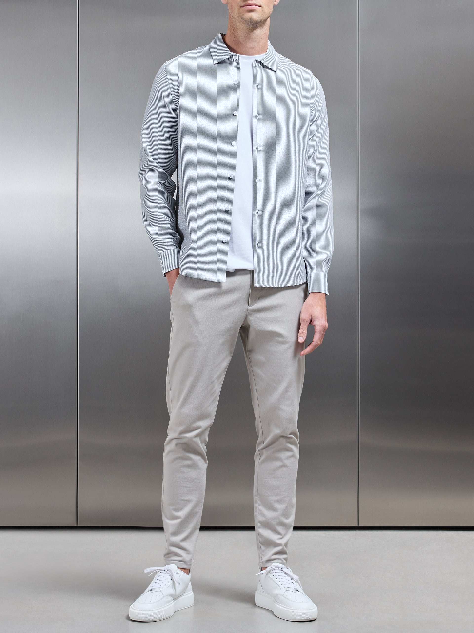 Seersucker Long Sleeve Cutaway Collar Shirt in Black