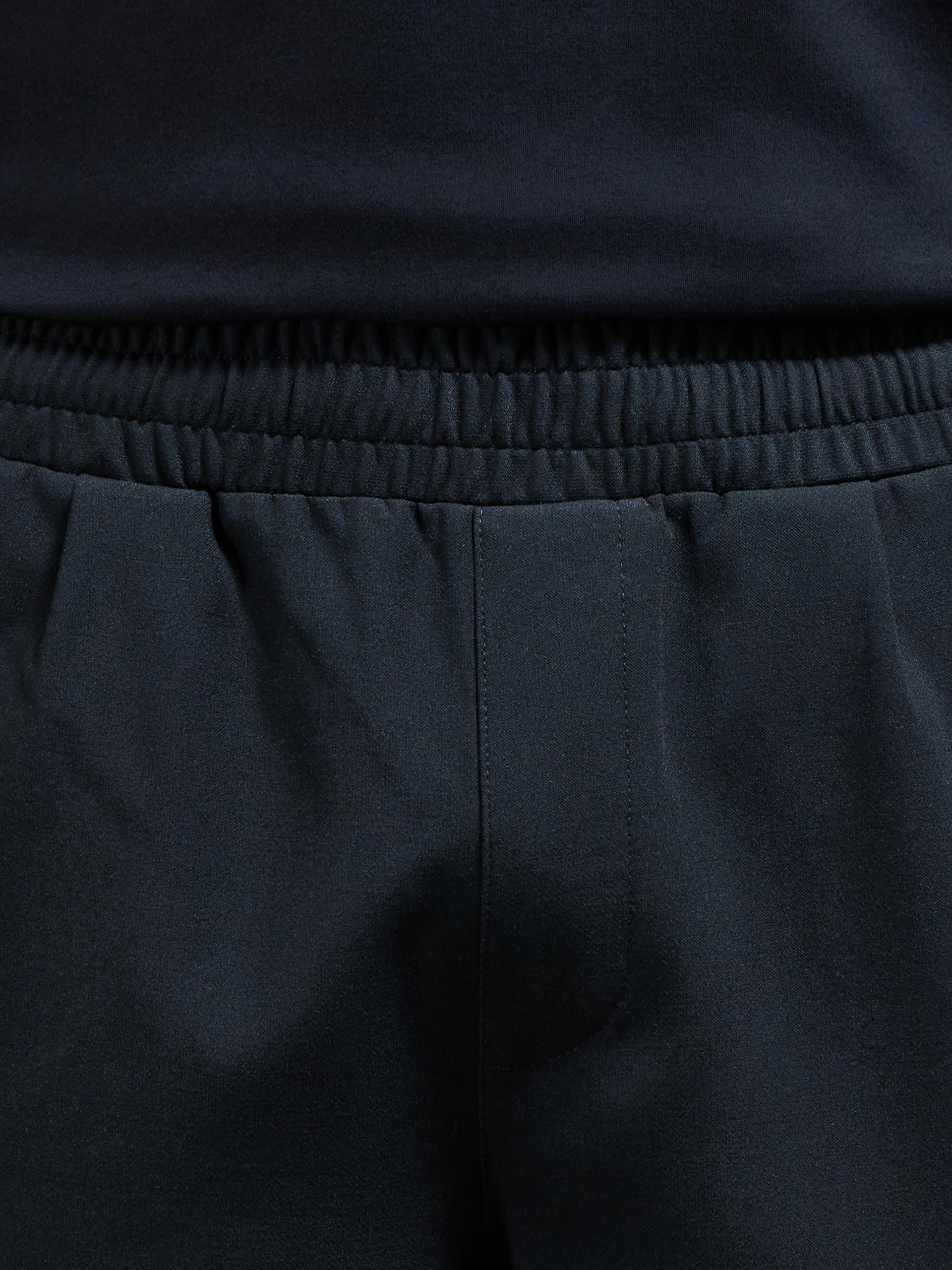 Smart Casual Short in Black