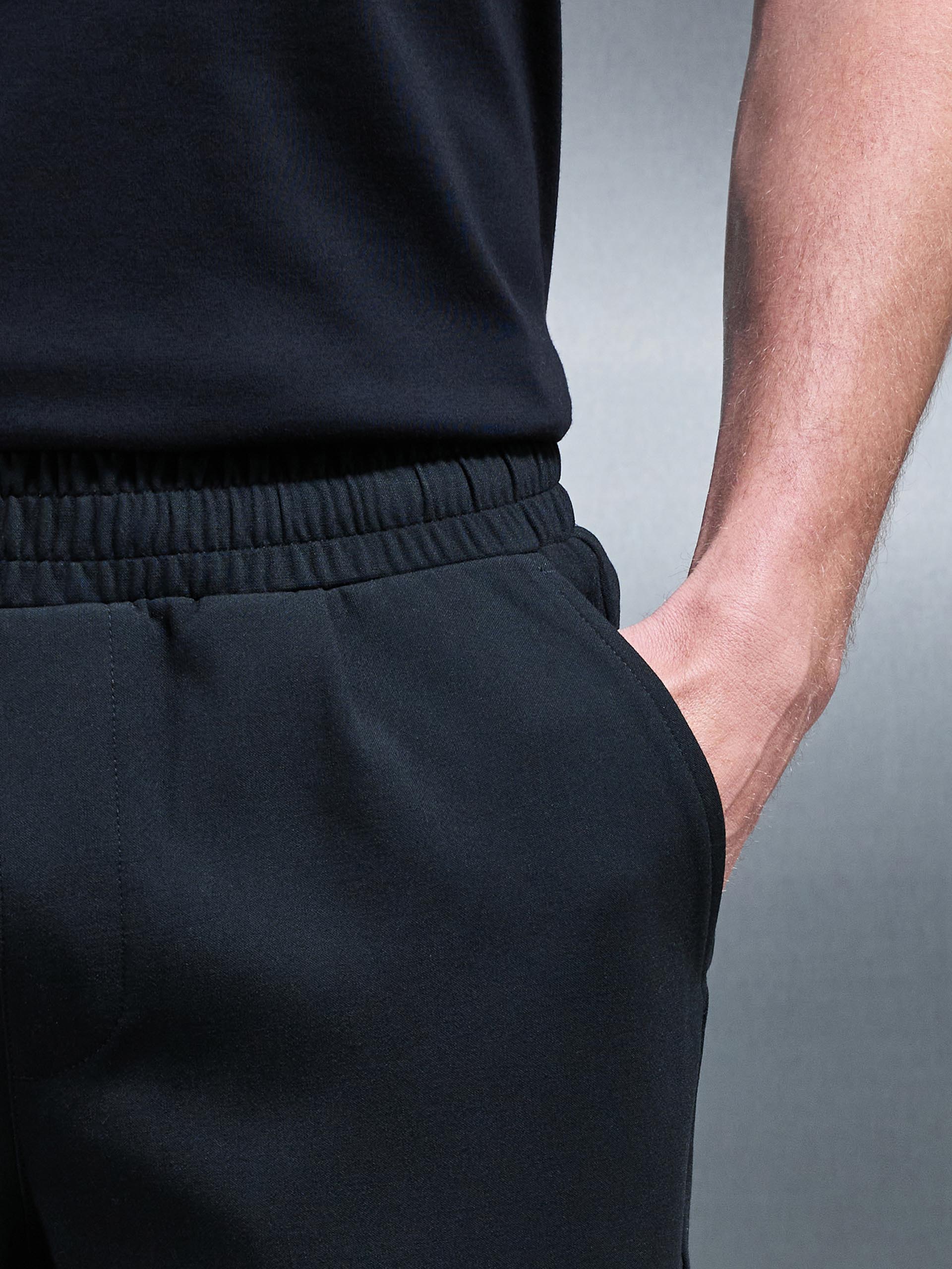 Smart Casual Short in Black