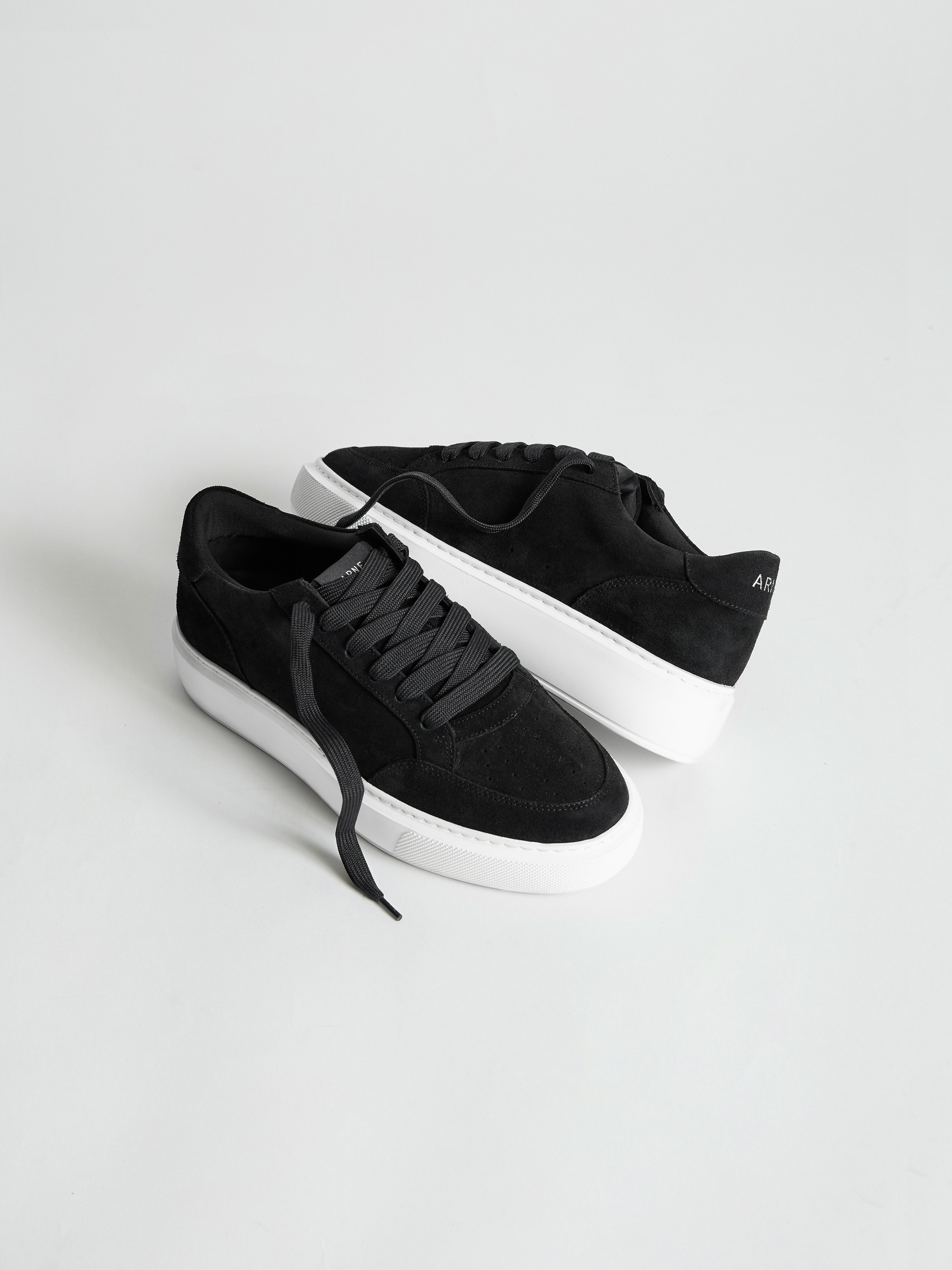Suede Court 2.0 Trainer in Black