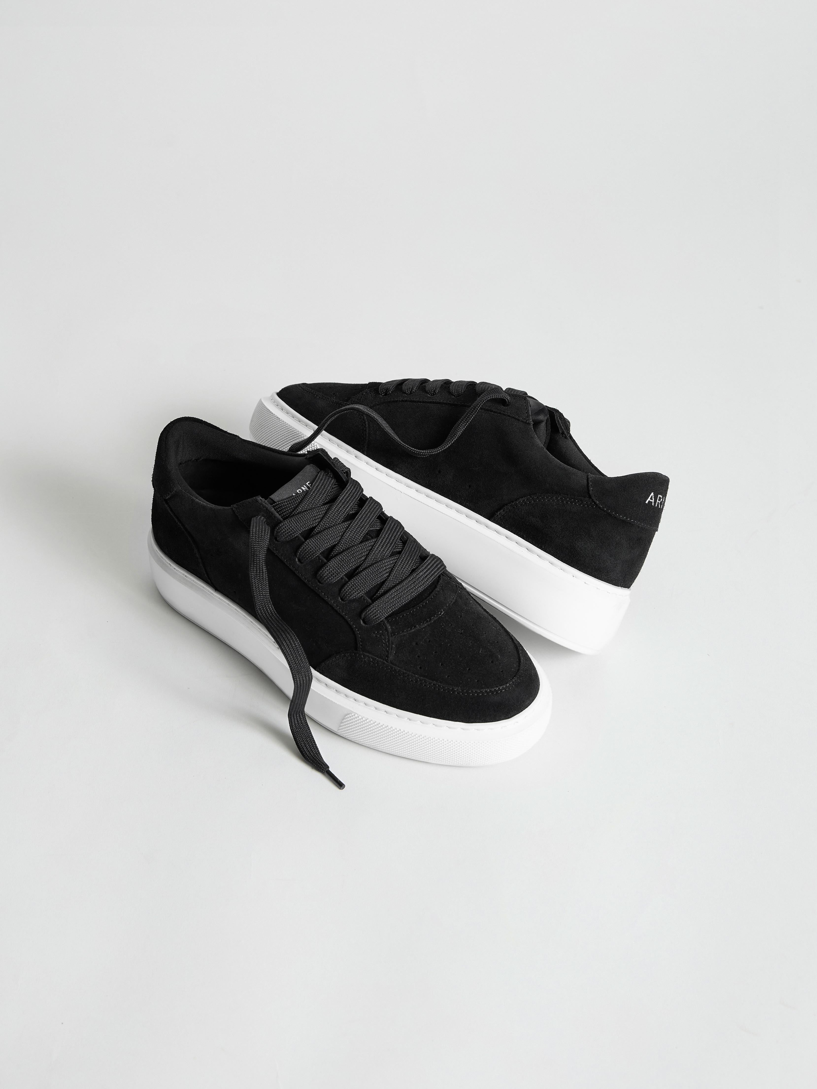 Suede Court 2.0 Trainer in Black