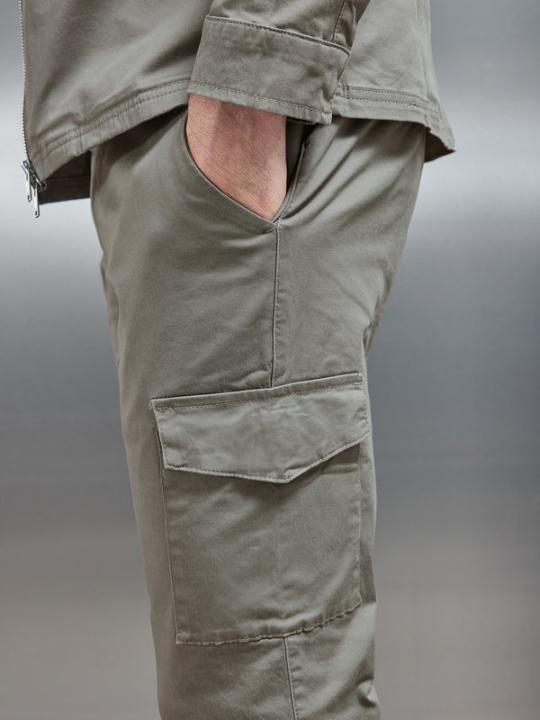 Tailored Cotton Cargo Pant in Olive