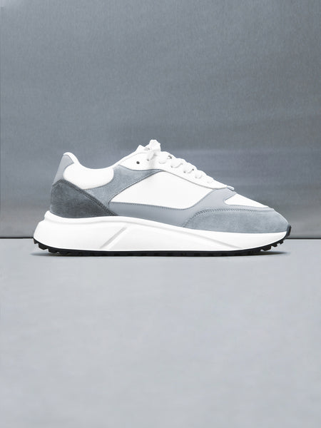 Technical Runner in White Grey