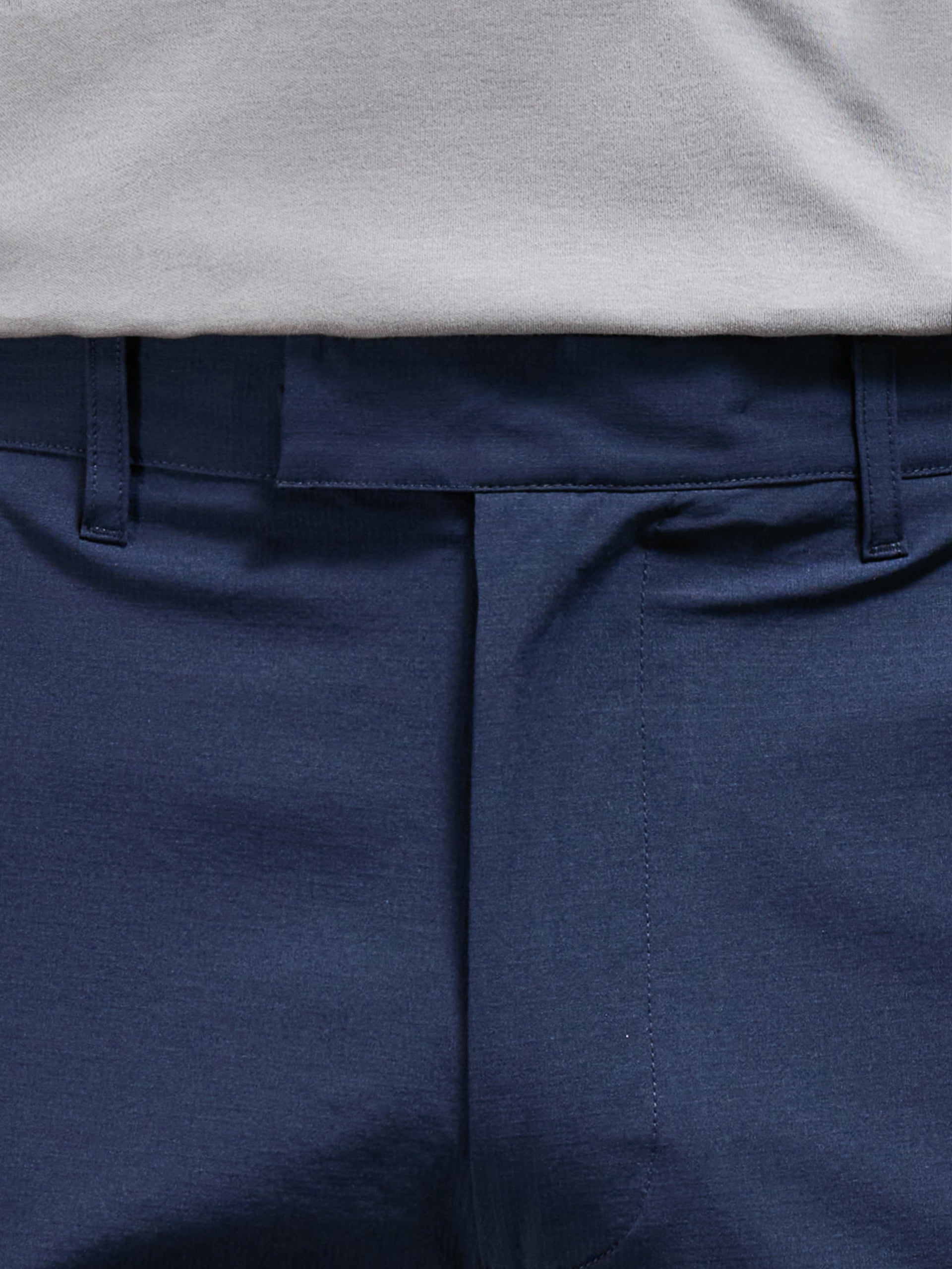 Technical Tailored Short in Navy