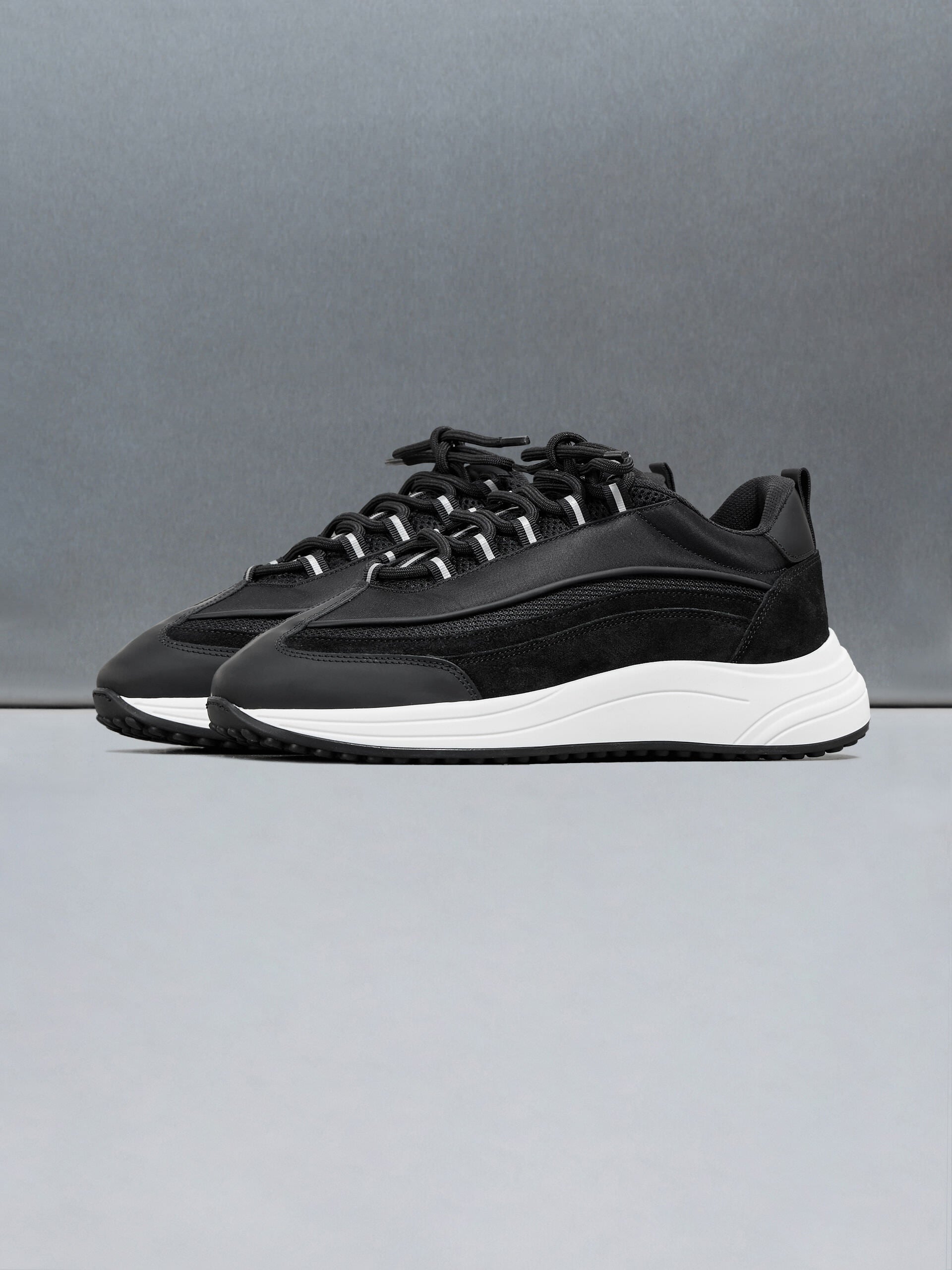 Technical Wave Runner in Black