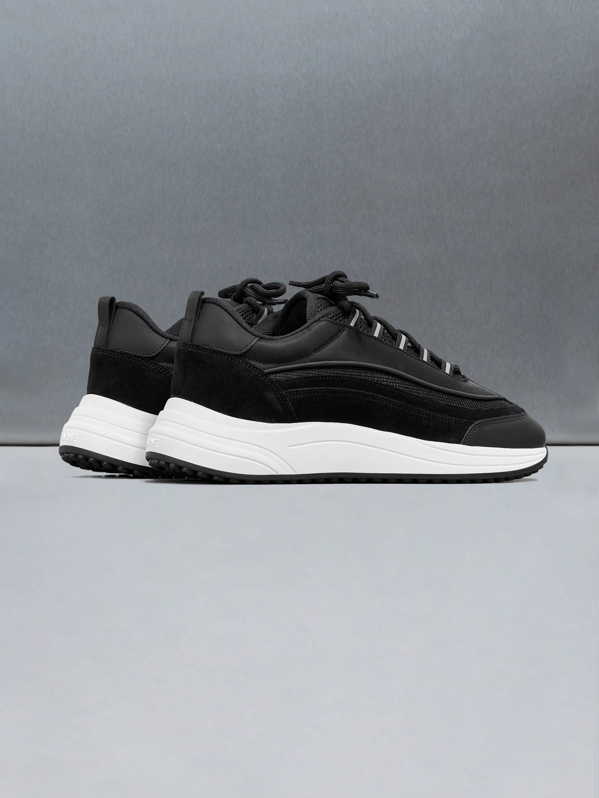 Technical Wave Runner in Black