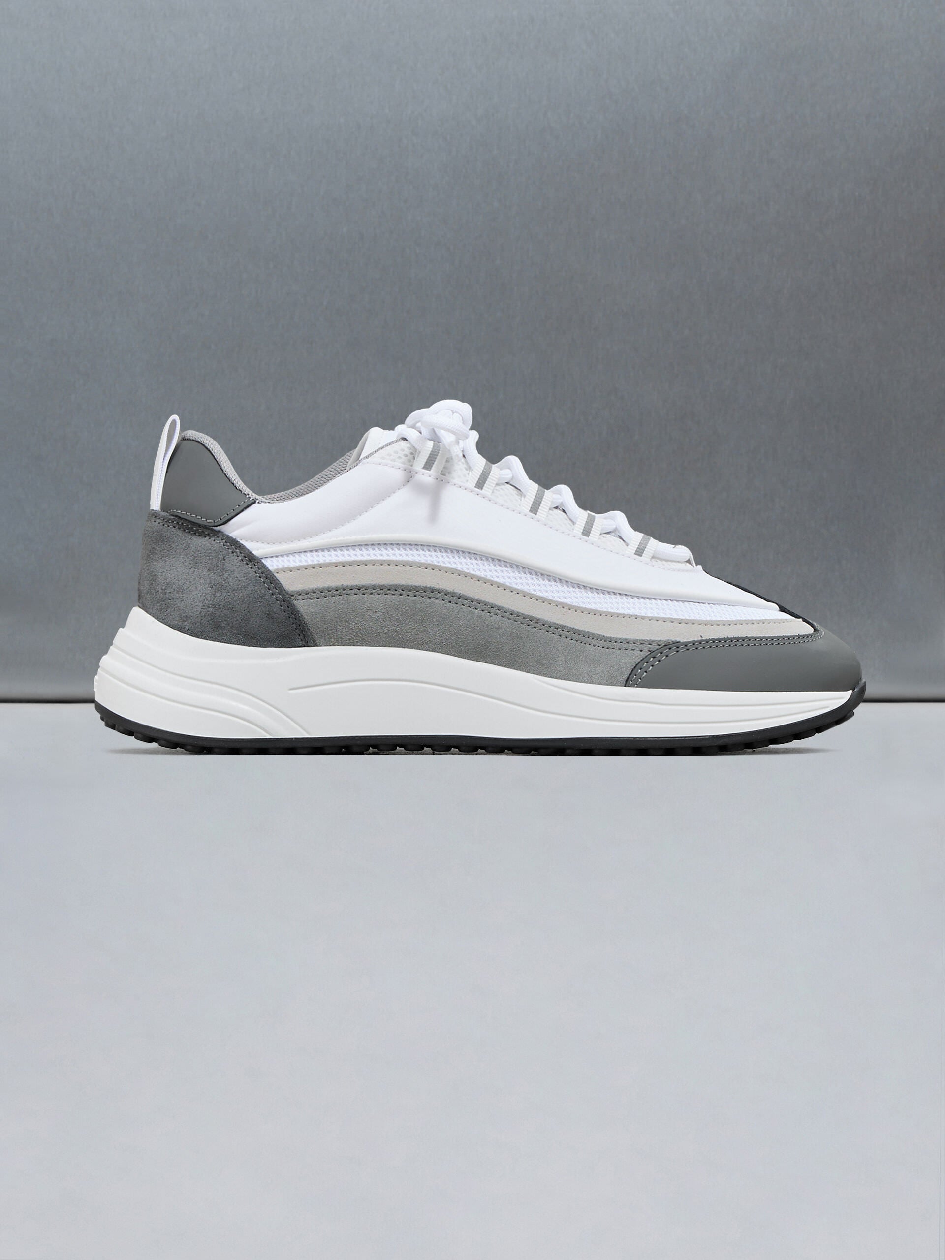 Technical Wave Runner in White Grey