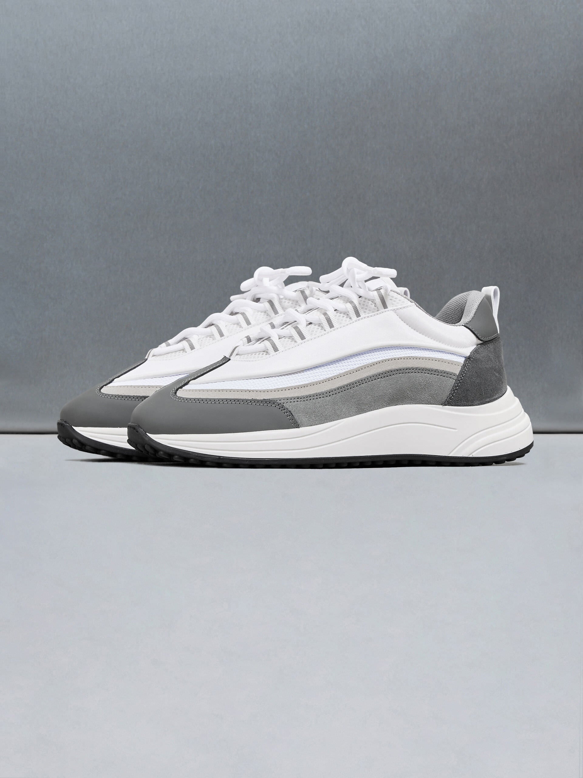 Technical Wave Runner in White Grey