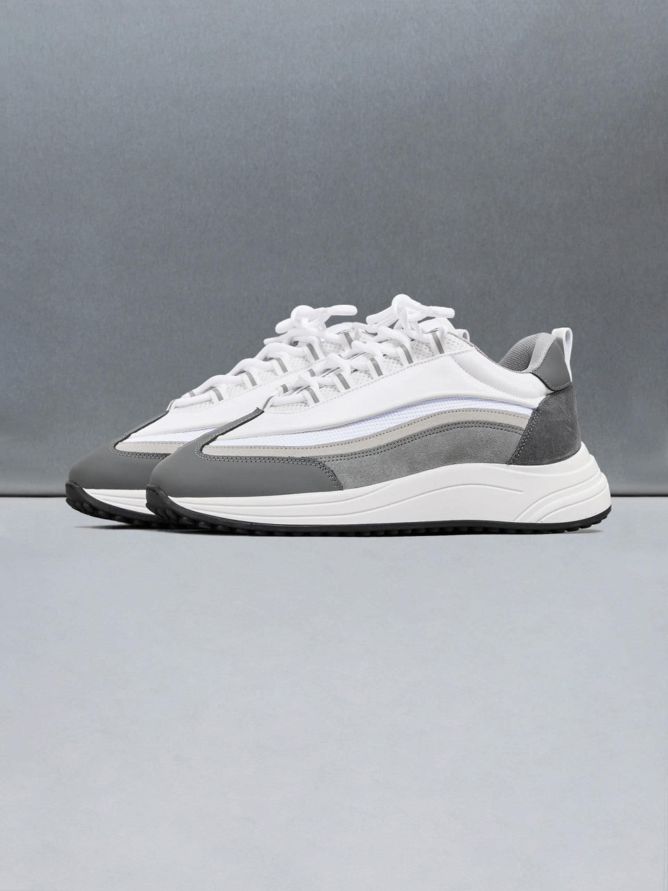 Technical Wave Runner in White Grey