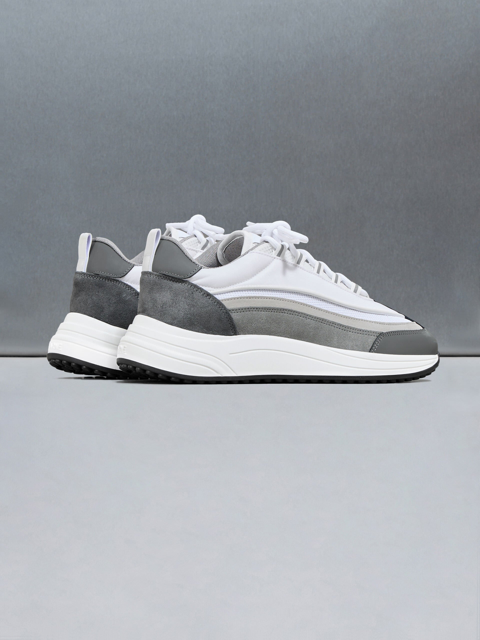 Technical Wave Runner in White Grey