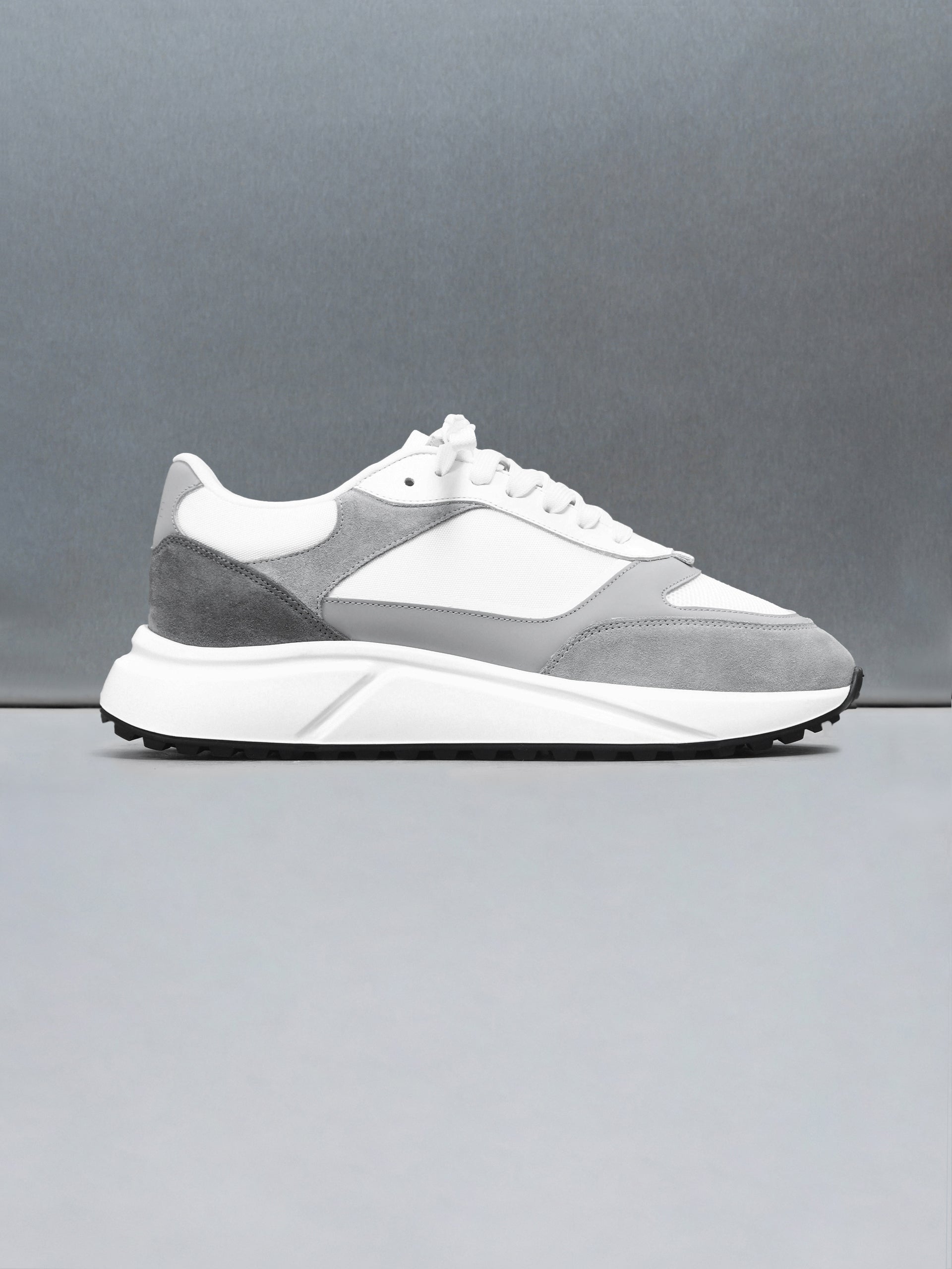 Technical Runner in White Grey