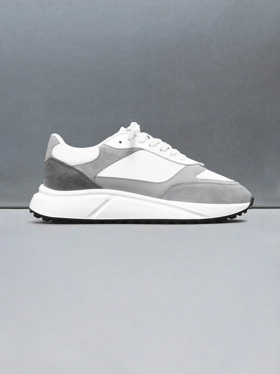 Technical Runner in White Grey