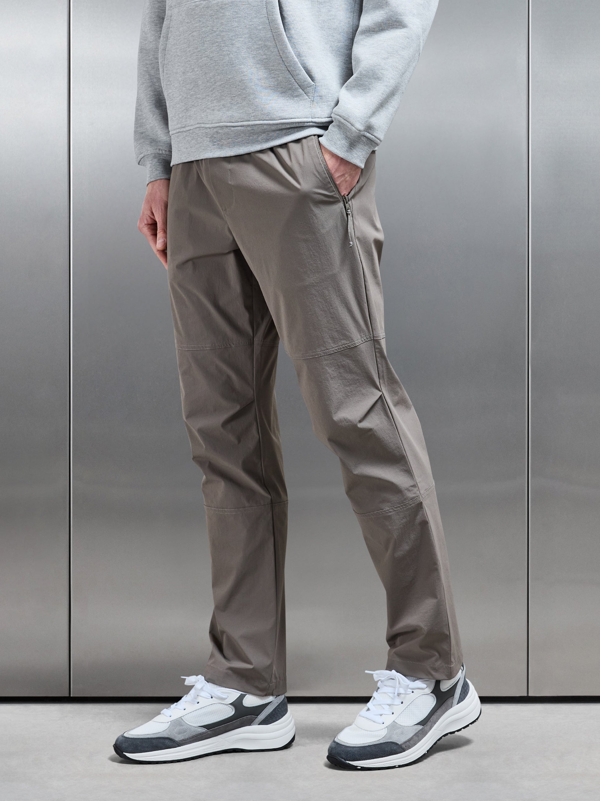 Technical Walking Pant in Olive