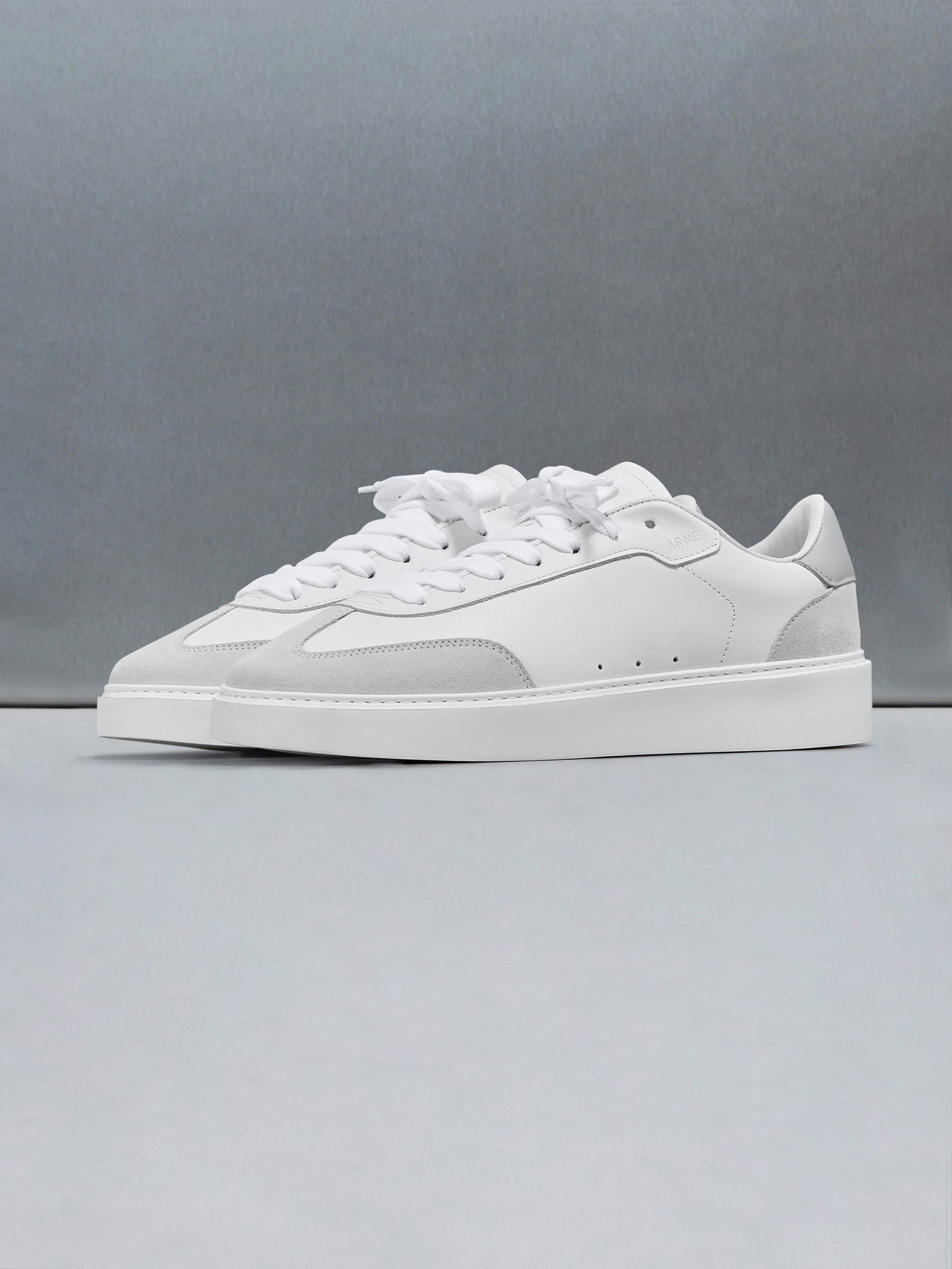 Tennis Trainer in White Grey