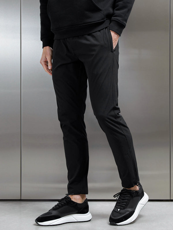 Utility Trackpant in Black