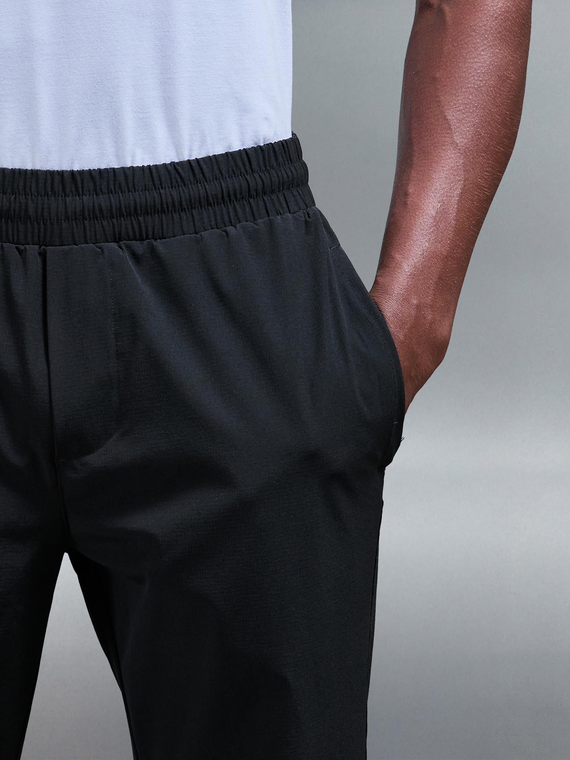 Utility Trackpant in Black