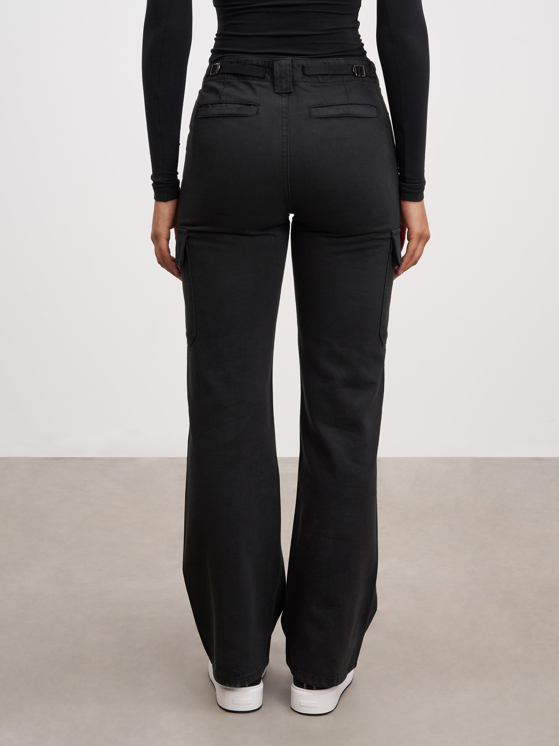 Womens Mid Rise Cargo Pant in Black