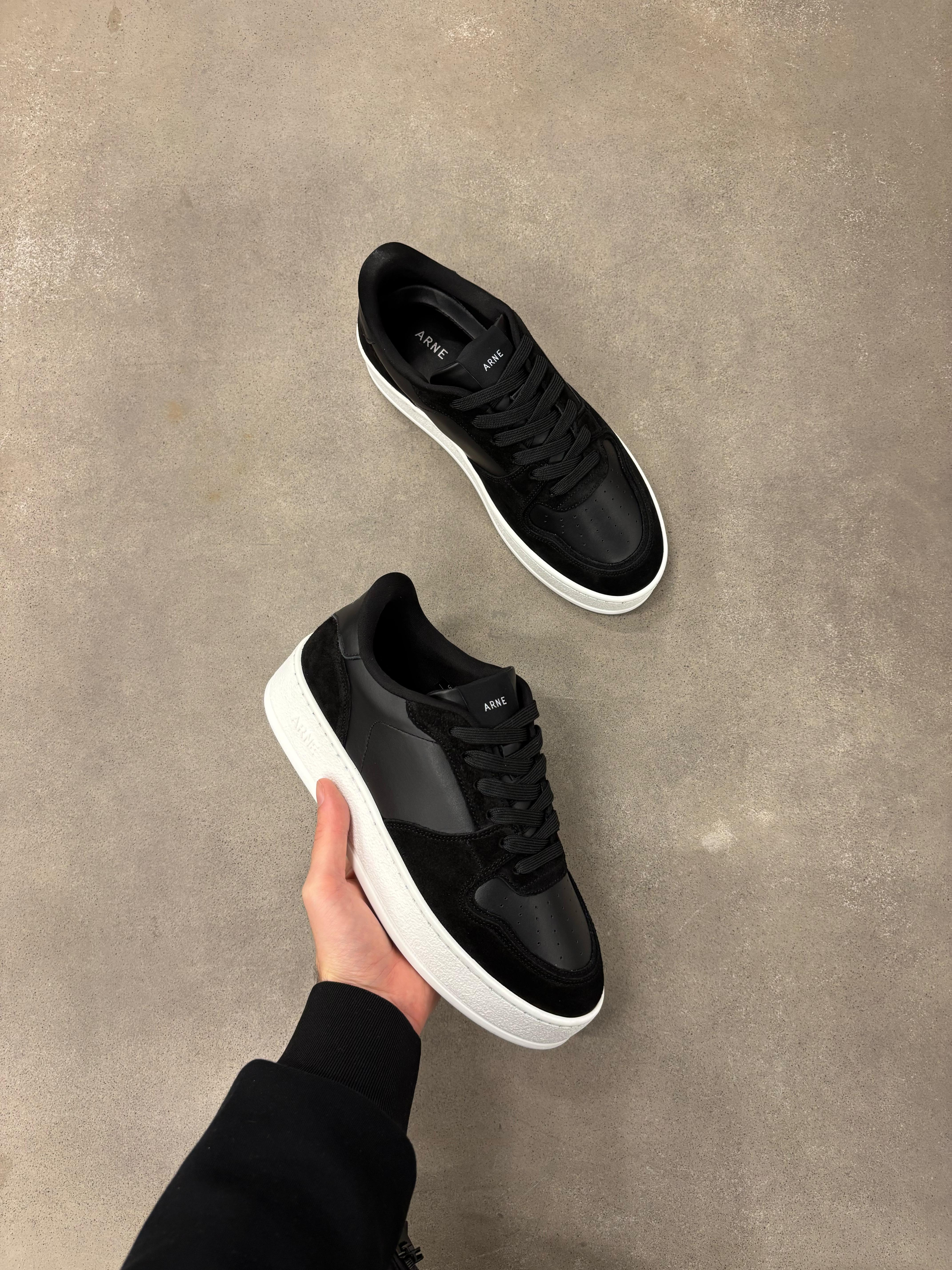 Arena Trainer in Black