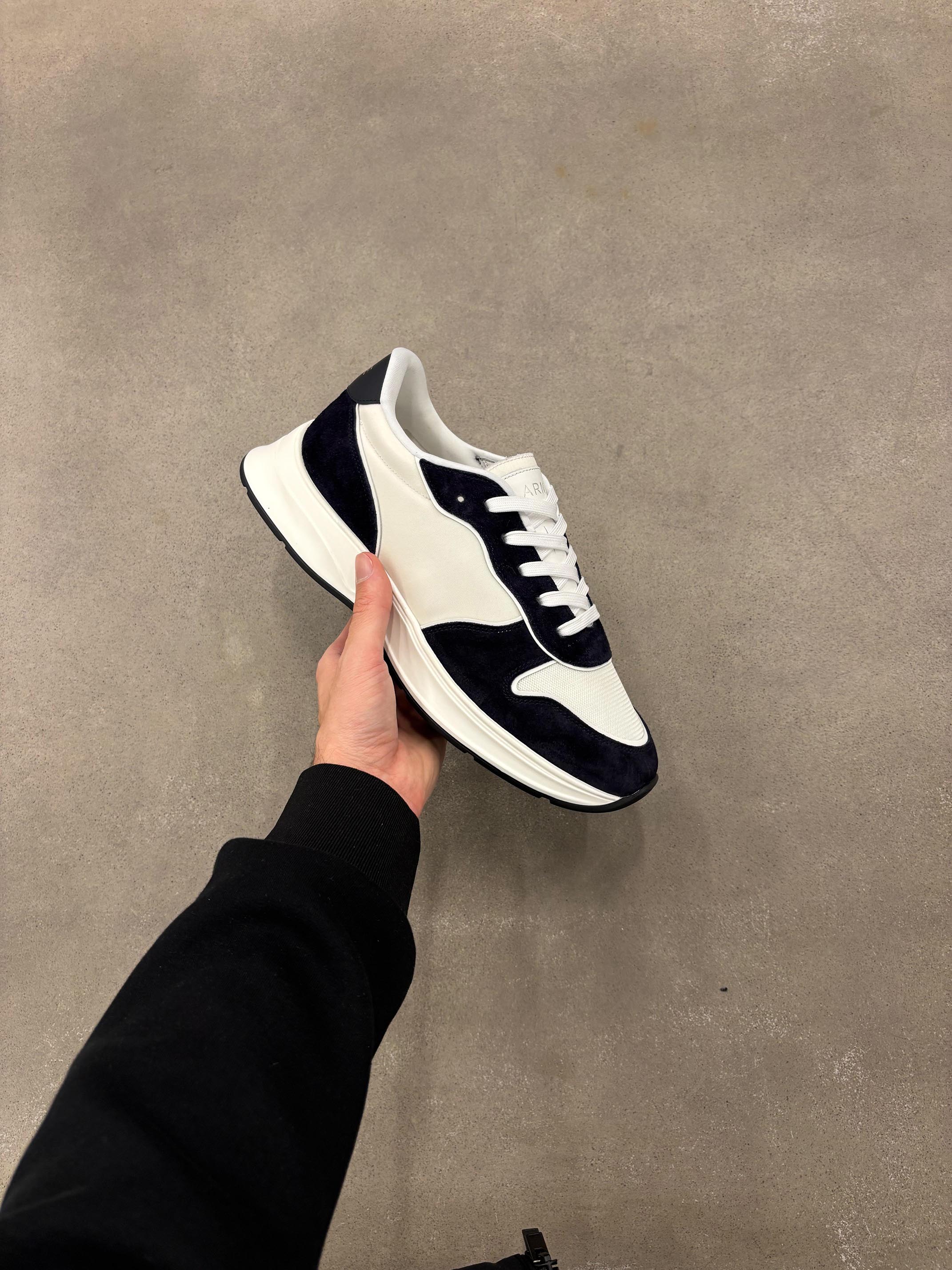 Hybrid Runner in White Navy